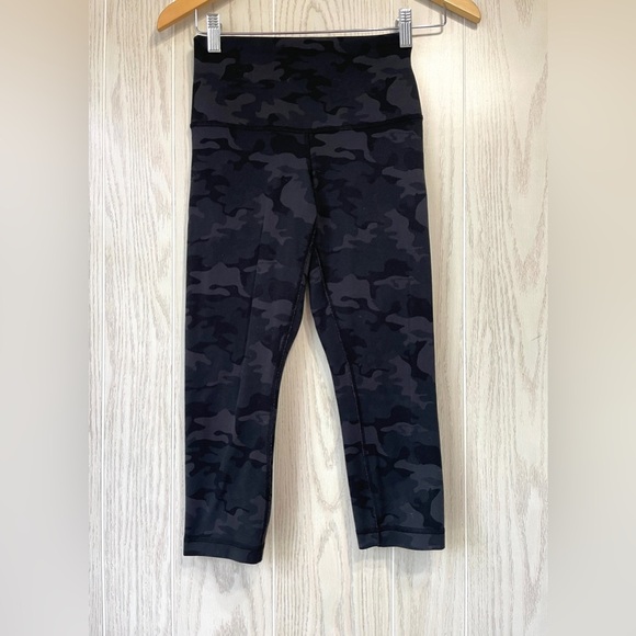 Lululemon High-Rise Crop Camo Size 6 EUC - Picture 3 of 3